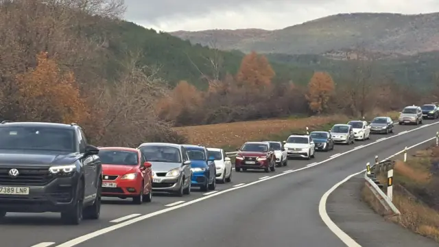 Cola de vehículos en el carril sentido Huesca de la N-330, entre Hostal de Ipiés y Sabiñánigo.