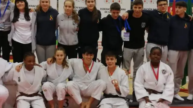 Judocas de los clubes Binéfar y Huesca en la competición pamplonesa.