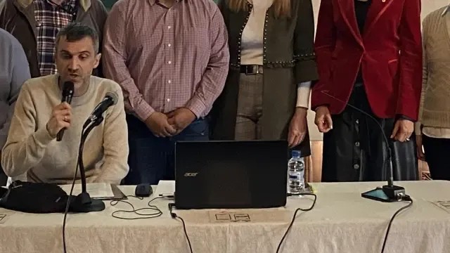 Álex Bargués, en el centro, micrófono en mano, durante la presentación de Cofemfe.