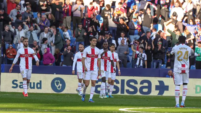 Los jugadores del Huesca, cariacontecidos tras recibir el primer tanto nada más empezar