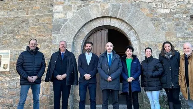 El delegado y el subdelegado del Gobierno junto a representantes de la comarca, en Aínsa.