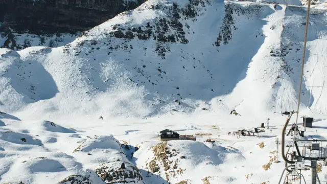 Aspecto que presentaba la estación de esquí de Candanchú, este domingo.