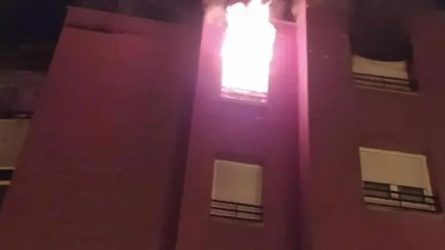Bloque de viviendas en el que se aprecia el humo del incendio en uno de los pisos afectados.