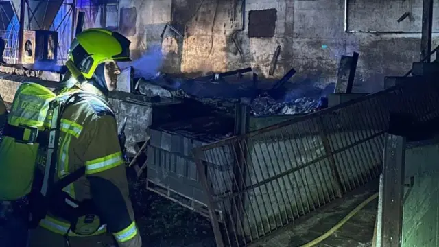 Intervención de los bomberos del Speis en el incendio de la nave de porcino en Puente La Reina.