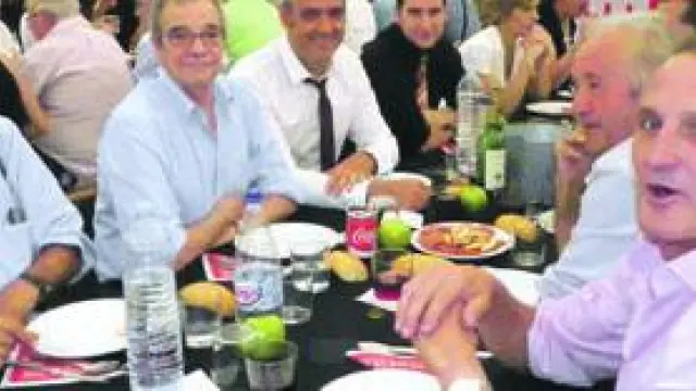 El alcalde Luis Terrén y César Alierta, en la mesa de autoridades, durante una comida popular en las fiestas de Villanúa en 2016