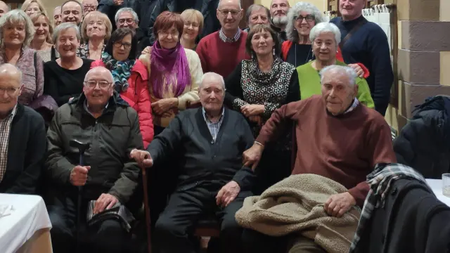 El tercero de la primera fila, Gonzalo Otín, disfruta de su 100 cumpleaños junto a sus familiares