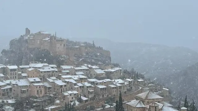 La nieve también llegó a la localidad de Alquézar.