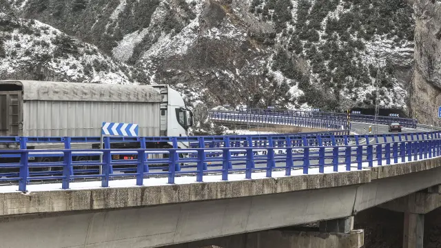 Un camión transita el viaducto de la A-23 a su paso por el municipio de Arguis, una vez levantadas la restricción de paso tras la nevada.