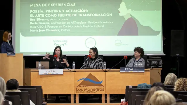 En la mesa, de izquierda a derecha, Bea Silvestre, Berta Gascón y María José Chinestra.