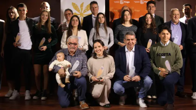 Foto de familia de todos los premiados en Fraga.