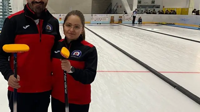 Lucas Munuera y Aurora Tesa forman el equipo que va a disputar las semifinales este fin de semana en el pabellón de hielo jaqués