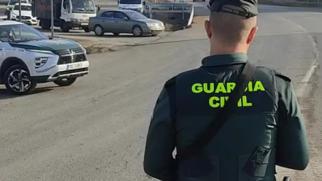 Los agentes del Puesto de la Guardia Civil de Fraga, han detenido a una persona por seis delitos de robo con fuerza en interior de vehículos.