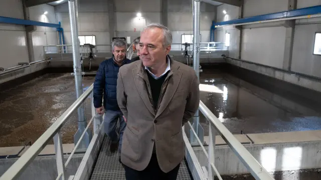 Jorge Azcón, durante su visita a la depuradora de Sallent de Gállego