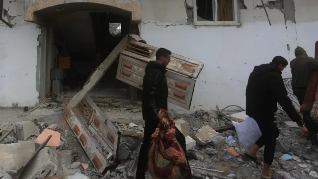 Ciudadanos de Rafah recogen sus efectos personales tras un bombardeo israelí.