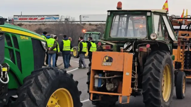 Protesta de agricultores en un acceso a la autovía A-2