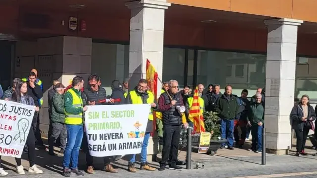Concentración ante la Oficina Delegada del Gobierno de Aragón en Barbastro.