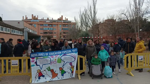 Concentración por la falta de auxiliares de educación especial este martes, en el colegio Pedro J. Rubio de Huesca