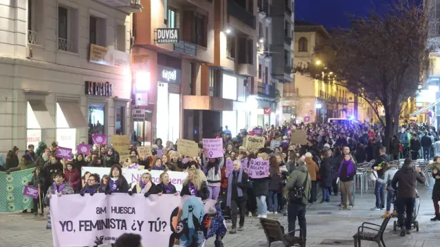 Más de mil personas marcharon por las calles de Huesca en este 8M.