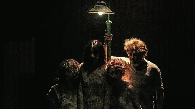 Los seis actores que protagonizan La maldad, en una escena del espectáculo.