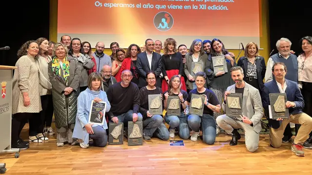 Los premiados en la Muestra de Teatro Amateur de Biescas, con el comité organizador y las autoridades