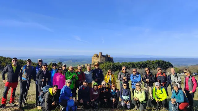 Grupo de excursionistas con el castillo de Loarre al fondo.