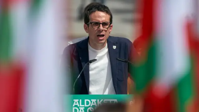 El candidato de EH Bildu a Lehendakari Pello Otxandiano participa en un acto electoral este domingo en Vitoria.