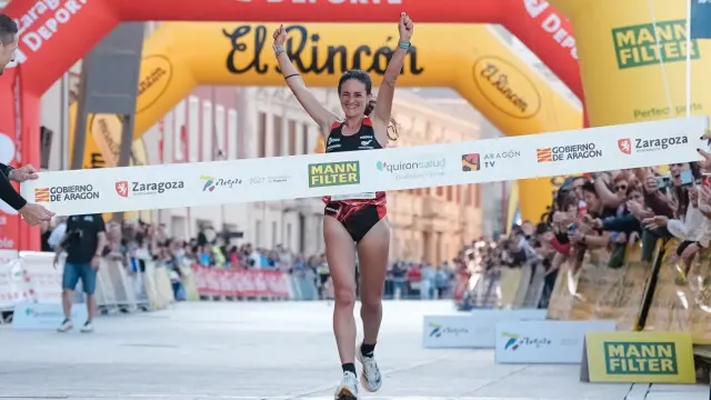 Cristina Espejo entra sonriente a meta tras completar la prueba de 10K.