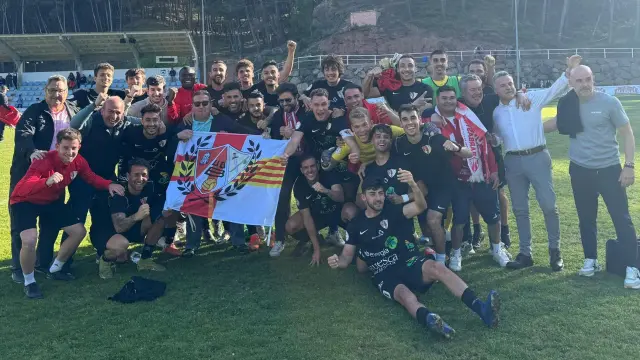 Club y cuerpo técnico celebraron en La Salera la histórica permanencia en Segunda RFEF.