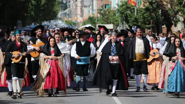 Desfile de ciudadanos ataviados con el traje típico, este domingo en las calles del centro de Fraga.