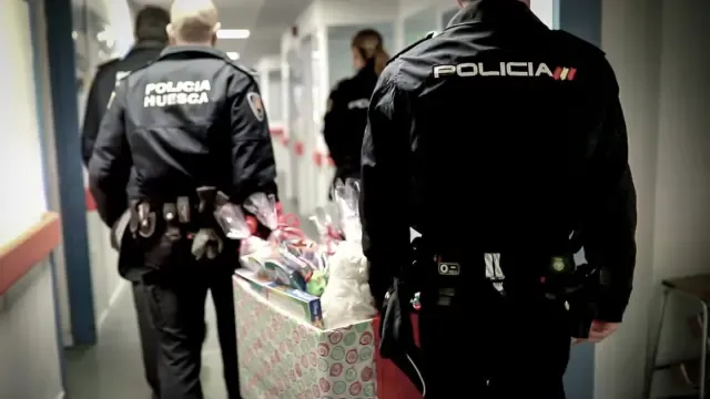 Agentes de Policía Local y Nacional de Huesca llevan los primeros regalos de Reyes a los niños del Hospital San Jorge