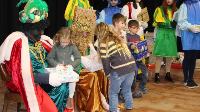 Los Reyes Magos dejan ilusión y muchos regalos a los niños de Binéfar