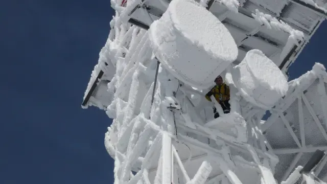 Los "alpinistas" de las antenas de Zaragoza se juegan el tipo cada invierno