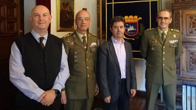 Primera visita oficial a Huesca del nuevo delegado de Defensa en Aragón, el coronel Conrado José Cebollero