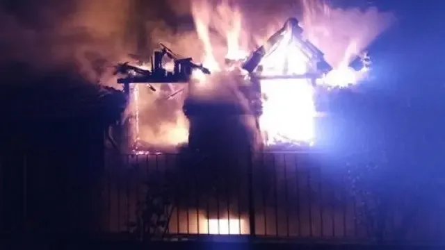 Un incendio arrasa el tejado y el interior de una vivienda de la pedanía jaquesa de Guasillo