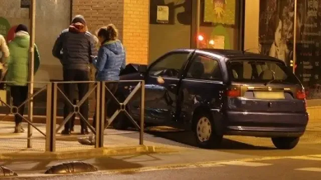 Un vehículo termina empotrado en una fachada en la calle José Gil Cávez