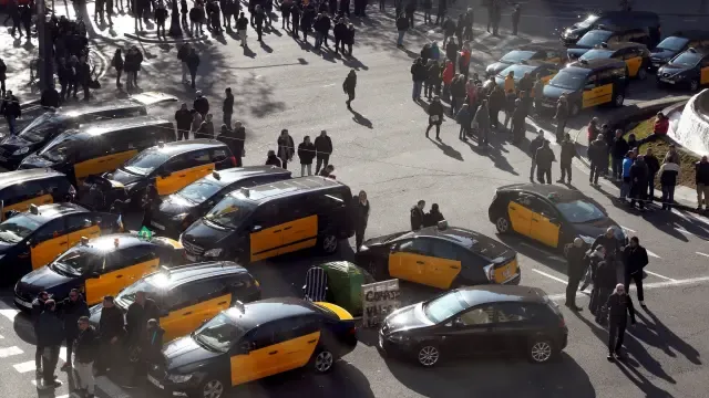 La huelga de taxistas bloquea la Gran Vía de Barcelona