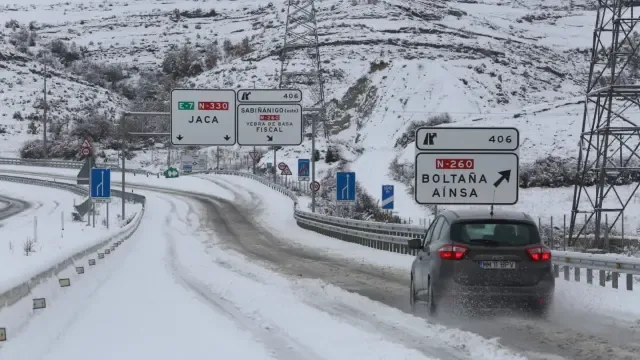 La primera gran nevada del invierno cierra tres puertos de montaña en Huesca