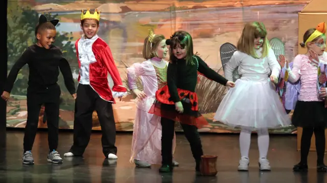 La magia del teatro infantil llena en Huesca de alegría el teatro de los Salesianos