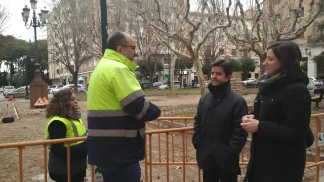 Avanzan las obras para sustituir el pavimiento de la plaza Cervantes de Huesca