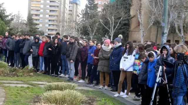 Los escolares de Huesca plantan una “bandera blanca” contra el odio y la violencia