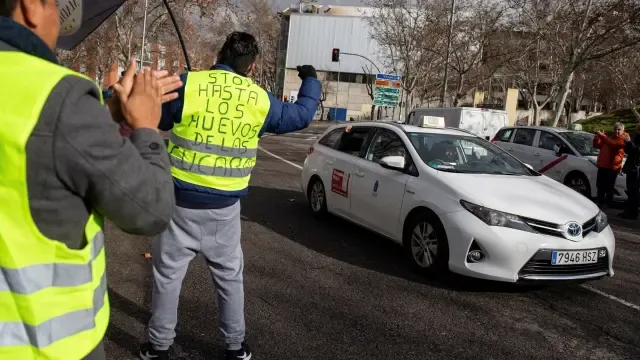 El decreto del "Govern" lleva a Uber y Cabify a dejar Barcelona