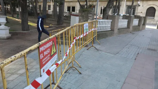 Las rachas de viento dejan pequeñas intervenciones en la ciudad de Huesca