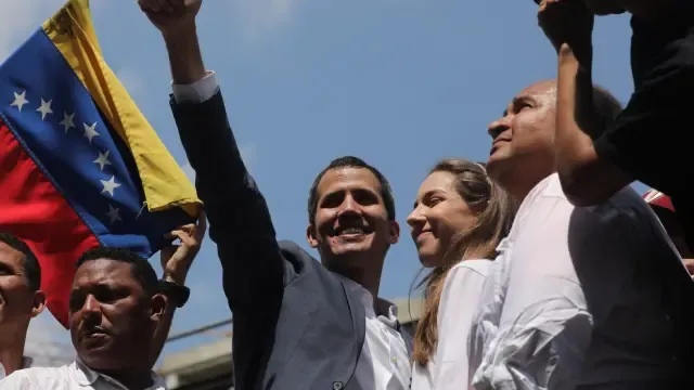 El presidente interino Guaidó exhibe músculo en las calles frente a Maduro