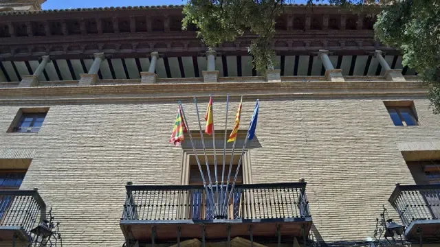 El personal de oficinas y brigadas del Concejo de Huesca pide trato igualitario