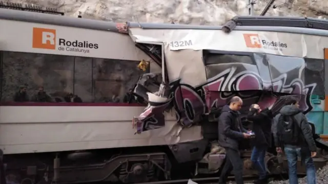 Un muerto y más de cien heridos al chocar dos trenes