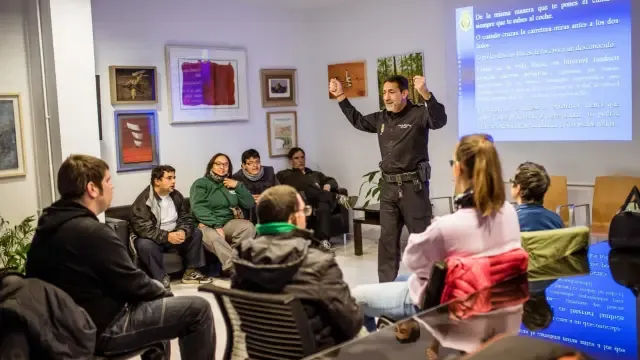 Usuarios de Atades Huesca reciben charlas de la Policía Nacional sobre los riesgos en Internet