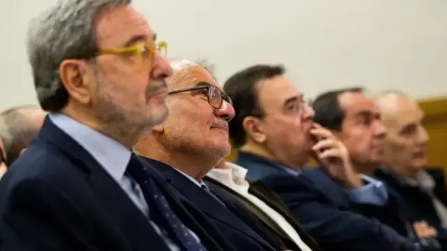 Absuelven a Narcís Serra y a los otros 40 acusados por los sueldos de Caixa Catalunya