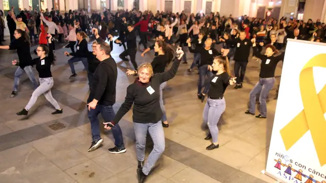 Huesca baila una jota en apoyo a los niños con cáncer, sus familias y Aspanoa