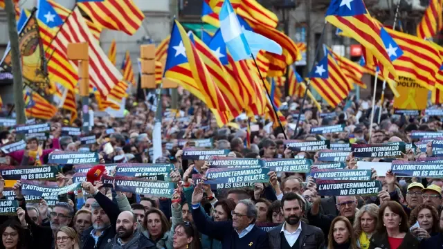 Unas 200.000 personas claman en Barcelona contra el juicio del "procés"