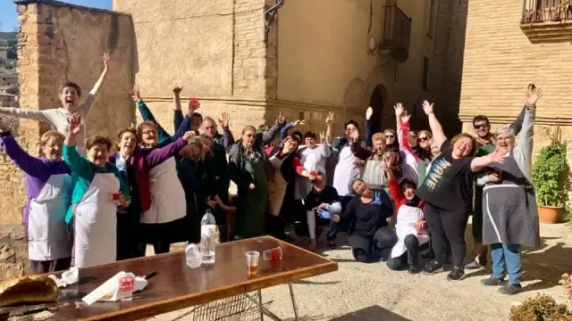 Los vecinos de Alquézar inauguran los actos de su semana cultural elaborando mondongo
